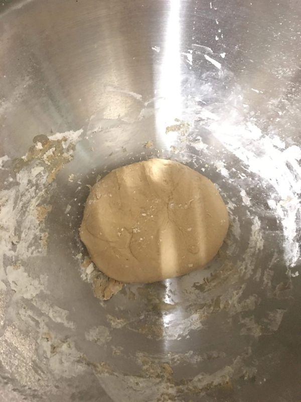 加入麵粉揉成團（發麵10~15分鐘）