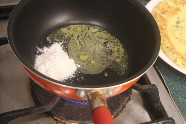 製作白醬，奶油和麵粉以小火拌勻。