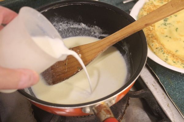 慢慢加入牛奶，邊加邊拌。