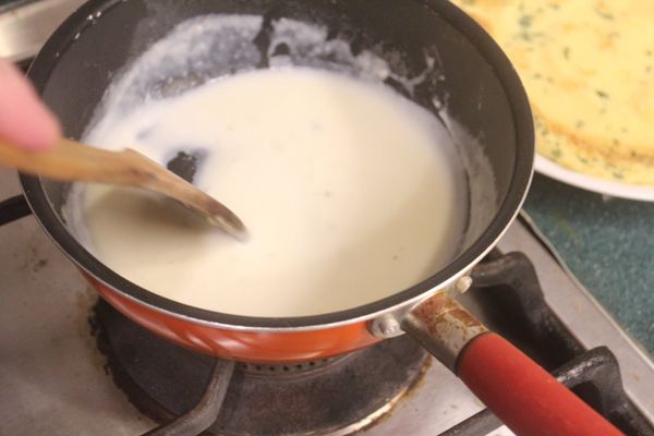 拌到醬液變稠即可，加少許鹽和白胡椒調味。