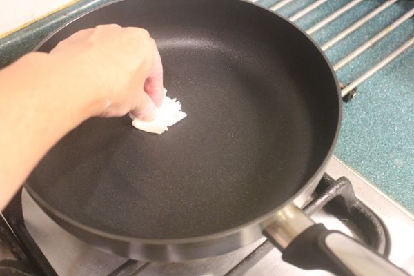 要煎可麗餅，平底鍋中火熱鍋後，滴入少許橄欖油，用紙巾均勻擦拭鍋底，讓鍋子沾上薄薄的油層。。