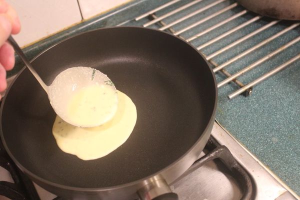 倒入1.5瓢的麵液，轉動鍋子讓麵液均勻佈滿鍋底。