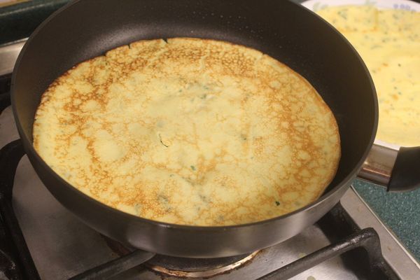 翻面再煎一下就可以起鍋。不用再加油，把剩餘的麵液都依相同的方法煎好。