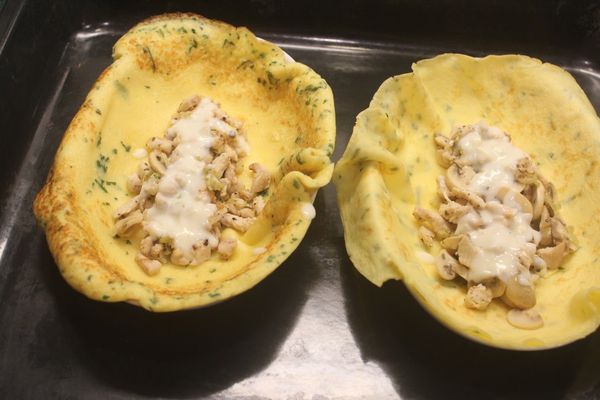中間放入適量的雞肉蘑菇餡，淋上一些白醬。