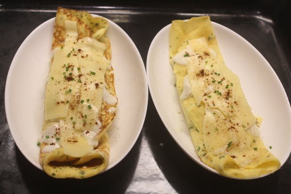 放上起士片和灑上一些新鮮香菜或細蔥花。灑少許紅椒粉。