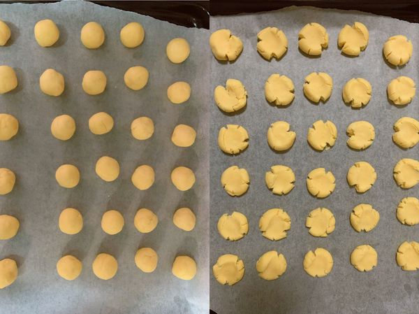 取出麵團將它們分成8-10克揉圓擺在已鋪上烤紙的烤盤上，然後用大拇指輕輕按壓就會出現裂紋了，送進已預熱好的烤箱上火170度下火150度烤20分鐘