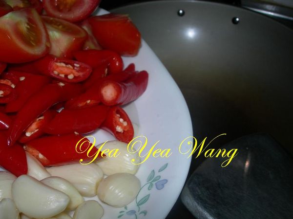 起鍋放入油將蒜頭爆香後