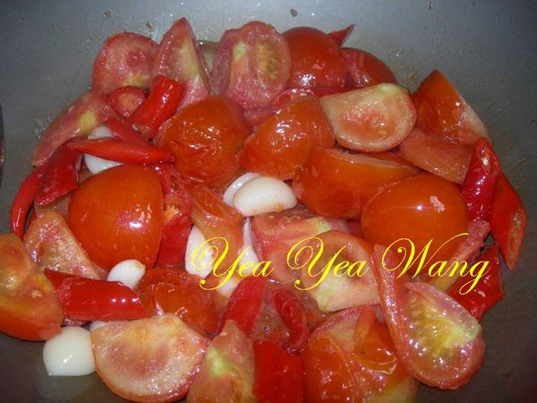 再放入辣椒及牛蕃茄炒至蕃茄表面回軟後即可