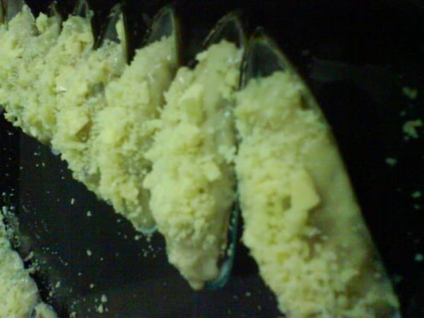 鍋中熱奶油爆香洋蔥、黑胡椒和雞精粉，加入麵粉炒熟，加入牛奶和蘑菇煮滾後即完成白醬。