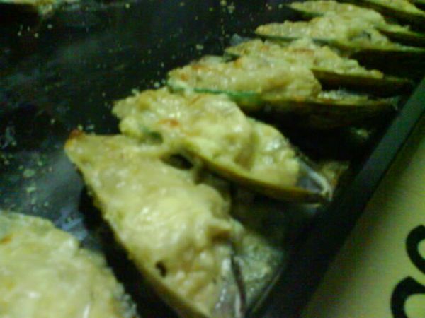 將白醬鋪在青蠔上，撒上起司碎。