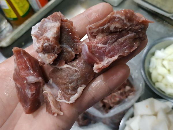 牛肉可選擇牛腱牛肋條之類少油脂的
我使用餐廳切剩下的邊角料去油切塊
