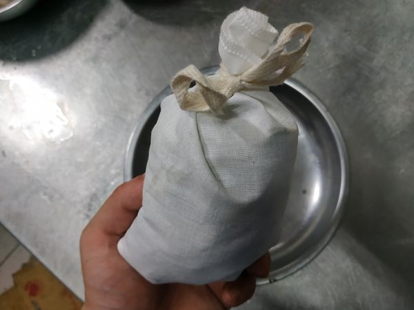 滷包材料包成一袋
講究點可以先小火煸香再放滷袋裡