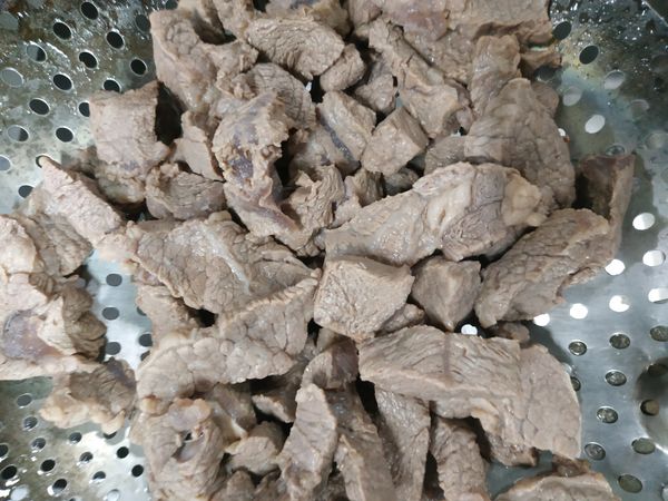 湯熟後走水把殘渣洗淨