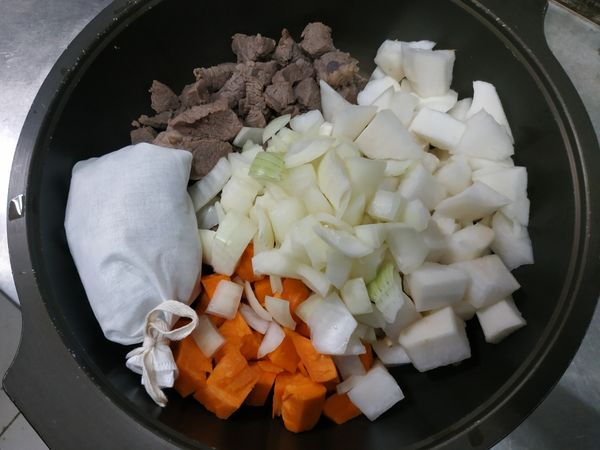 牛肉、洋蔥、紅白蘿蔔、滷包丟進鍋內加水
