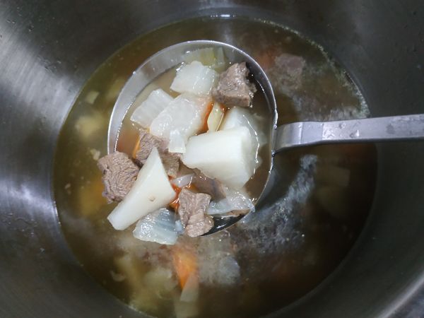 中途換了鍋子
大概一小時後下味道
我加鹽巴30g、鮮味精10g、胡椒粉3g
味道需視水量多寡跟個人口味決定