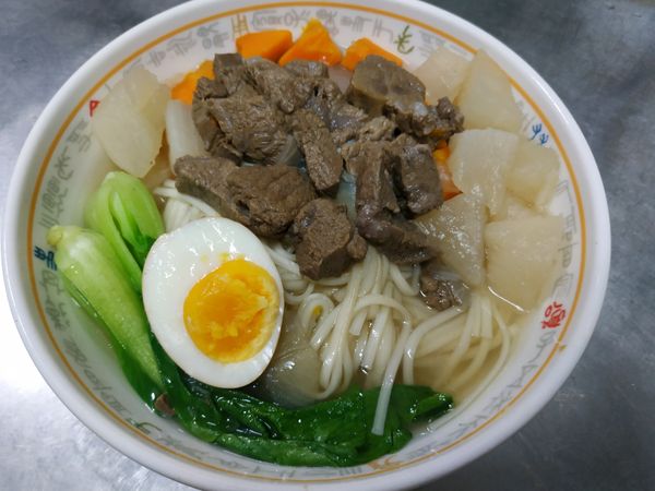 最後另起水鍋煮麵條放進去就完成啦
我額外加了青江菜跟溏心蛋看起來更豐盛