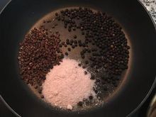 鍋燒熱，放入黑胡椒粒、花椒粒和鹽，小火烘炒出香氣；
