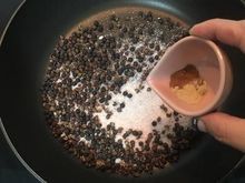 關火後加入白胡椒粉和五香粉混勻；