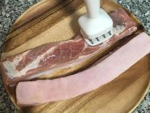 用廚房紙巾將表面水氣拍吸乾，用叉子或竹籤在五花肉上戳一戳；