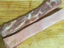 用高梁酒，完全的刷在五花肉上；