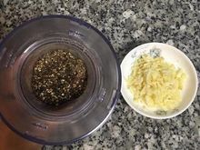 用果汁機碎果功能將黑胡椒粒、花椒粒和鹽的混合醃料略微打成粗粉（亦可裝到袋子裡壓碎成粗粒）；蒜頭則拍扁後去皮切粗末；並將兩者混勻；