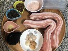 五花肉洗淨後，完全擦乾；