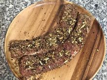 接著用醃料抹在五花肉，要完全抹滿；