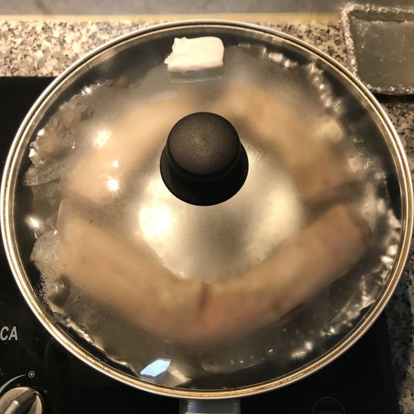 蓋鍋蓋，開中火，用廚房紙巾沾濕後蓋在鍋蓋上的通氣孔；