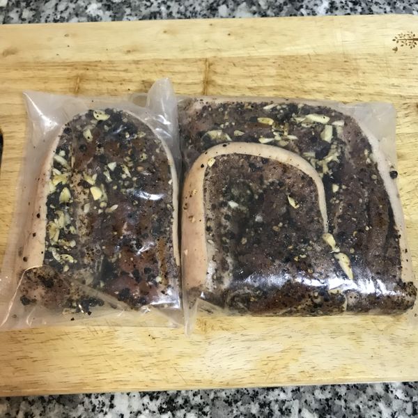 裝進夾鍊袋裡，冷藏12小 時以上。