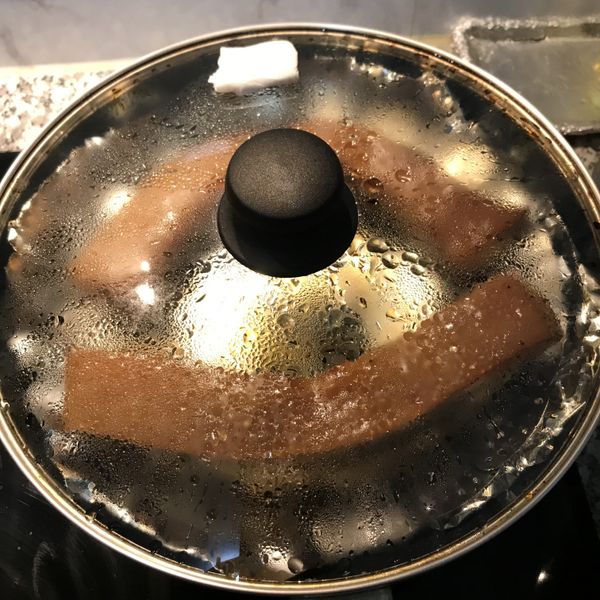 中、小火燻20分鐘；關火燜10分鐘，即可。