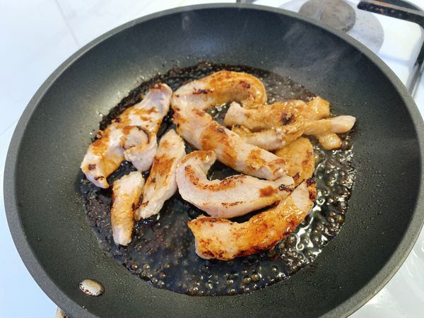 將拌勻的調味料下鍋，拌炒收汁即可起鍋。盛盤時放上蔥末。