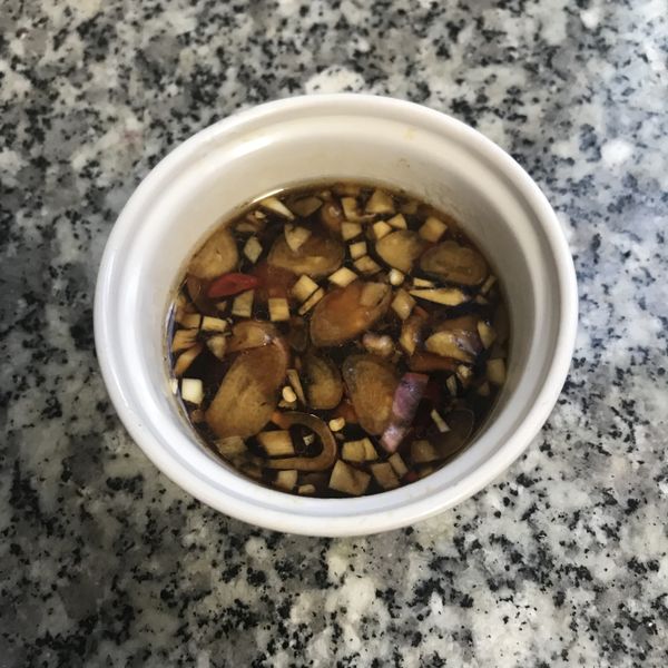 蒜蓉沾醬就是把蒜頭切末，紅蔥頭切片，辣椒切圈,然後調味料都混勻即可。