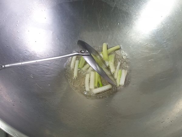 蔥段先爆香