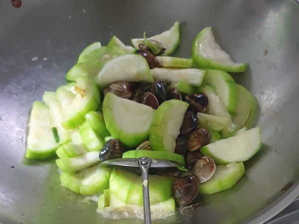 蛤蜊一起入鍋悶