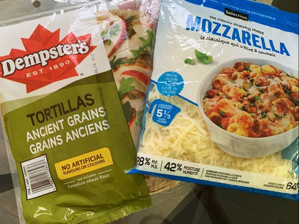 材料準備，可以使用各式起司絲