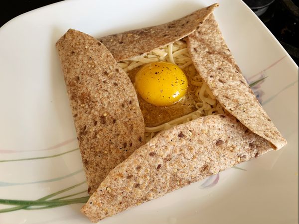 然後將邊邊向中心折，折成四方形