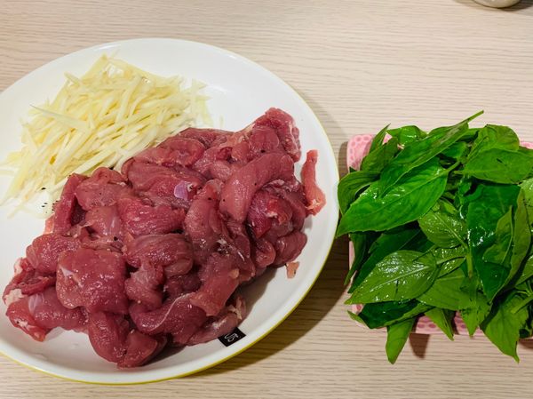 備料
肉切片用醃料抓醃10分鐘
薑切絲
九層塔洗淨備用