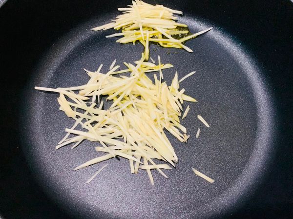 熱鍋加一大匙油，下薑絲炒香