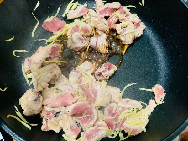 然後下肉片炒至表面上色後加醬油，接著下蠔油，米酒