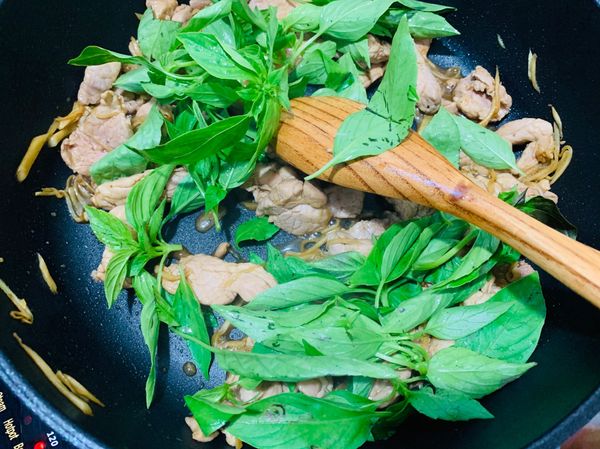 拌炒將酒氣揮發，豬肉炒熟後加九層塔翻炒即可起鍋。