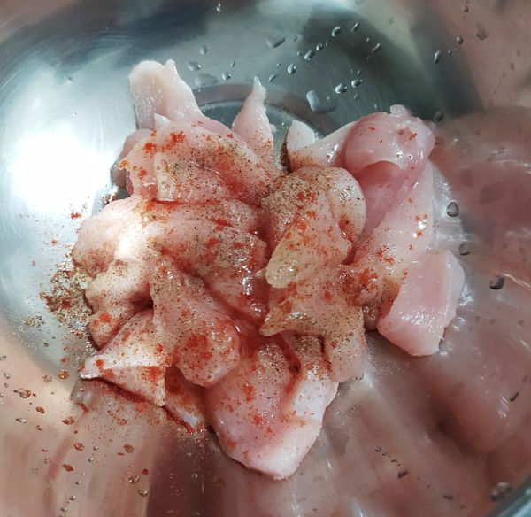 鷄胸肉切片，加黑胡椒，紅椒粉少許和醃鹹檸檬湯汁兩小匙（如沒有鹹檸檬，則加一小匙鹽），醃漬10分鐘