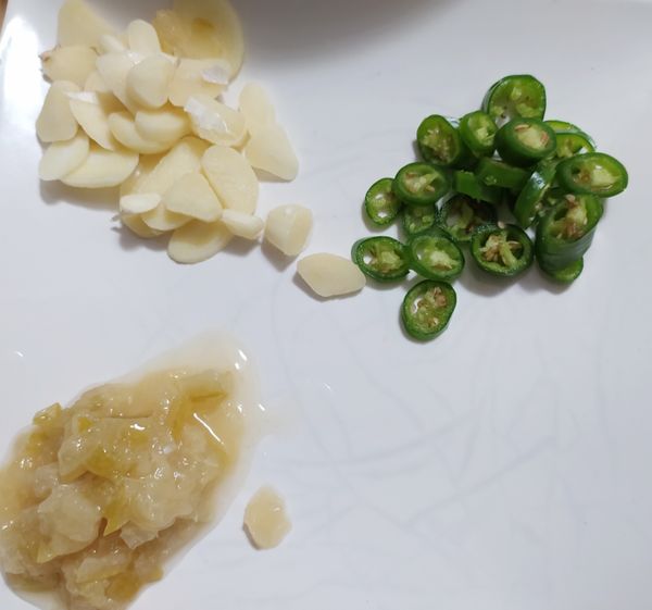 大蒜切片，辣椒切片，醃鹹檸檬切碎