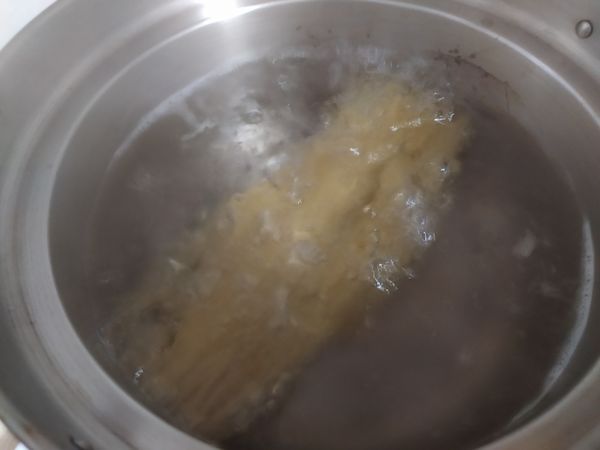 起一大鍋水，水裡加一大匙鹽，水滾下義大利麵，煮約10分鐘，依個人喜好軟硬度起鍋