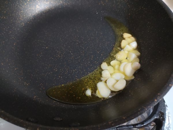 兩大匙橄欖油，小火，冷油下蒜片，慢火煎至蒜片有點微黃，要有耐心，至少五分鐘以上，香味才會出來。油不能太少，否則等下拌麵會太乾。