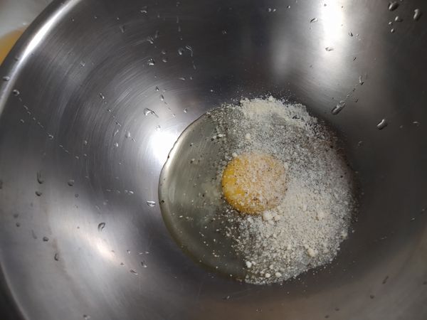 煎蒜同時，打一顆蛋到大盆子中，加一大匙起司粉，黑胡椒，和兩小匙鹽，備用。（只用蛋黃，成品會比較漂亮，如果不想浪費蛋白，全部加也無彷)