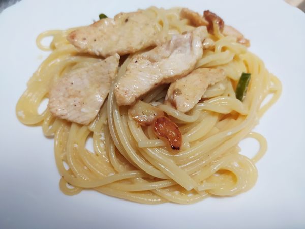 等麵條煮好後，迅速撈到蛋起司盆中，鷄肉也倒進去，迅速攪拌均勻，如果有點太乾，加點煮麵水，即可盛盤。（一定要趁熱快速攪拌，蛋才會熟化）