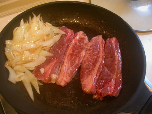 牛排入熱鍋(此時持續用大火，以鎖住肉汁)單面煎30秒後翻面，再煎20秒，熄火蓋鍋蓋悶1分鐘(食用時灑上少許及黑胡椒粉)。