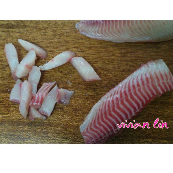 鯛魚片先切條狀.