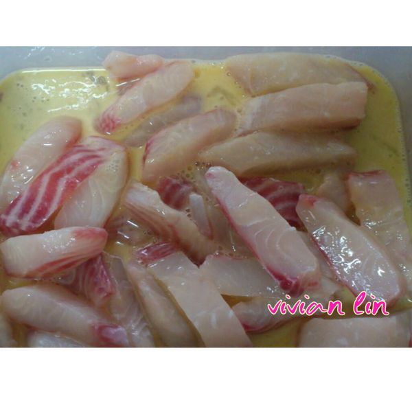 裹上蛋汁.再裹上太白粉.