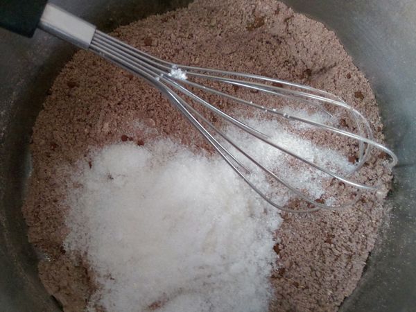 將燕麥粉、低筋麵粉、泡打粉、可可粉混合➕砂糖跟鹽巴